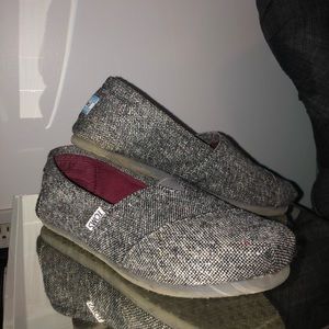 Tom’s confetti grey classic style.